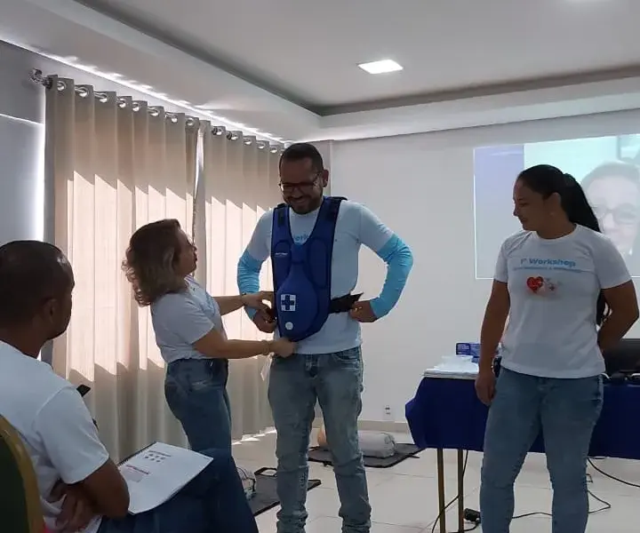 Turma do curso Primeiros Socorros para Empresas em atividade prática, foto 11
