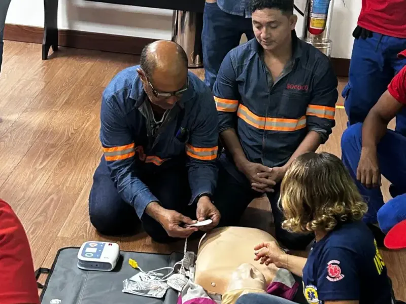 Turma do curso Primeiros Socorros para Empresas em atividade prática, foto 12