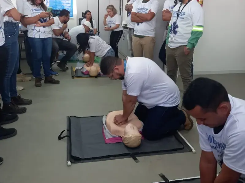 Turma do curso Primeiros Socorros para Empresas em atividade prática, foto 13