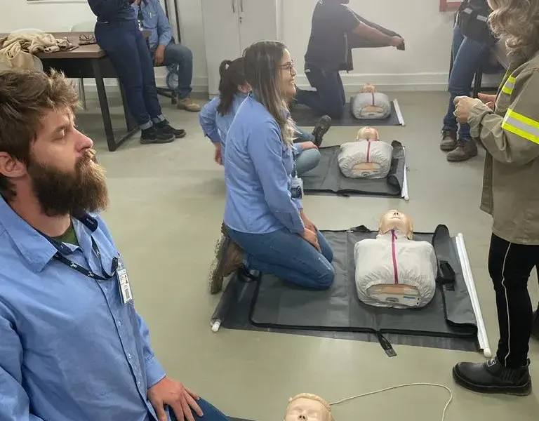Turma do curso Primeiros Socorros para Empresas em atividade prática, foto 20