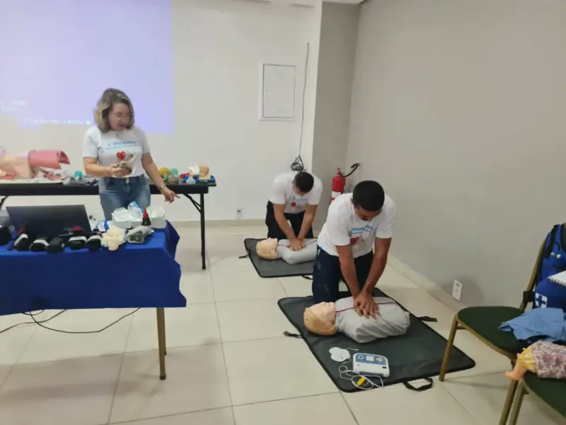 Turma do curso Primeiros Socorros para Empresas em atividade prática, foto 22