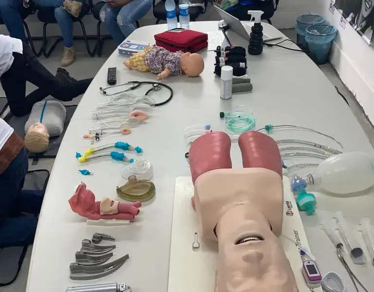 Turma do curso Primeiros Socorros para Empresas em atividade prática, foto 23