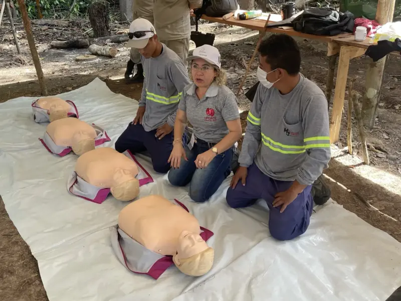 Turma do curso Primeiros Socorros para Empresas em atividade prática, foto 25