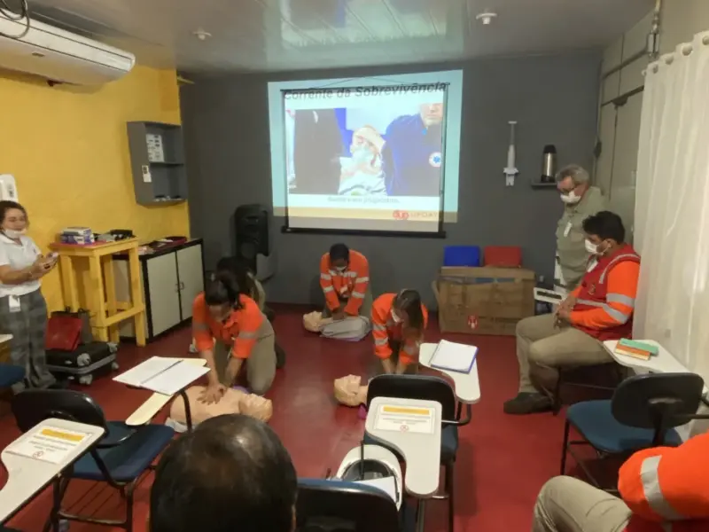Turma do curso Primeiros Socorros para Empresas em atividade prática, foto 29