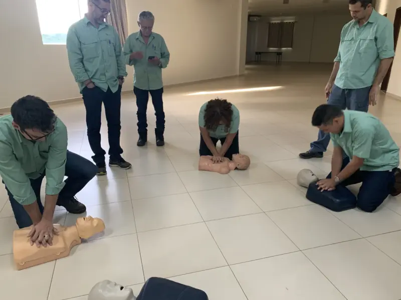Turma do curso Primeiros Socorros para Empresas em atividade prática, foto 47